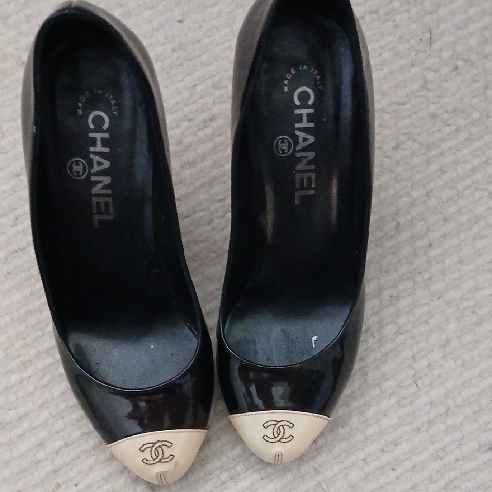 CHANEL Black and Cream Heels Elegant Design